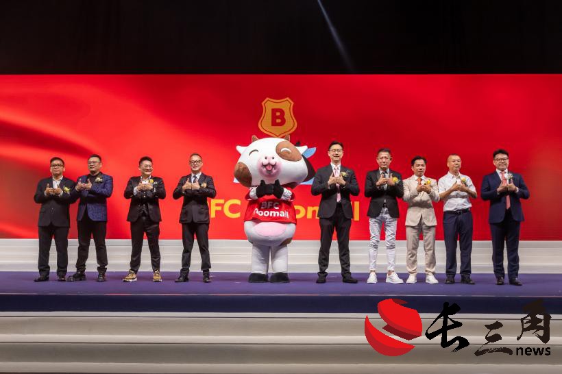 一群人站在臺(tái)上中度可信度描述已自動(dòng)生成