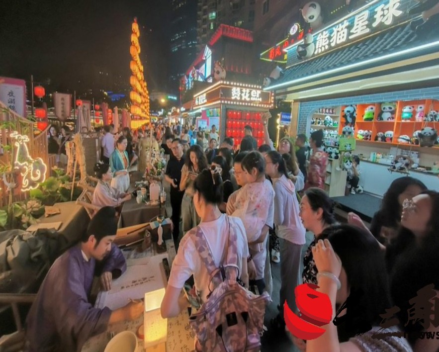 “工作日都要排隊(duì)半小時(shí)” 高溫催“熱”夜間經(jīng)濟(jì)
