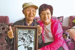 中國遠征軍老兵相互在衣服蓋印以示＂我還活著